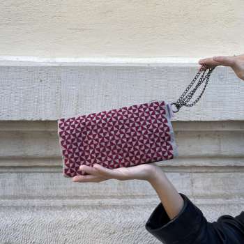 Τσάντα κεντημένη με μπορντώ νήμα σε γκρί εταμίν