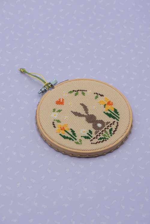 Χειροποίητο κέντημα λαγουδάκι με λουλούδια με σταυροβελονιά σε τελάρο 13 εκατοστών