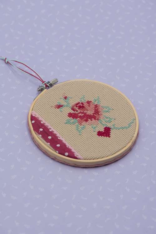 Χειροποίητο κέντημα τριαντάφυλλο καρδιά με σταυροβελονιά σε τελάρο 13 εκατοστών