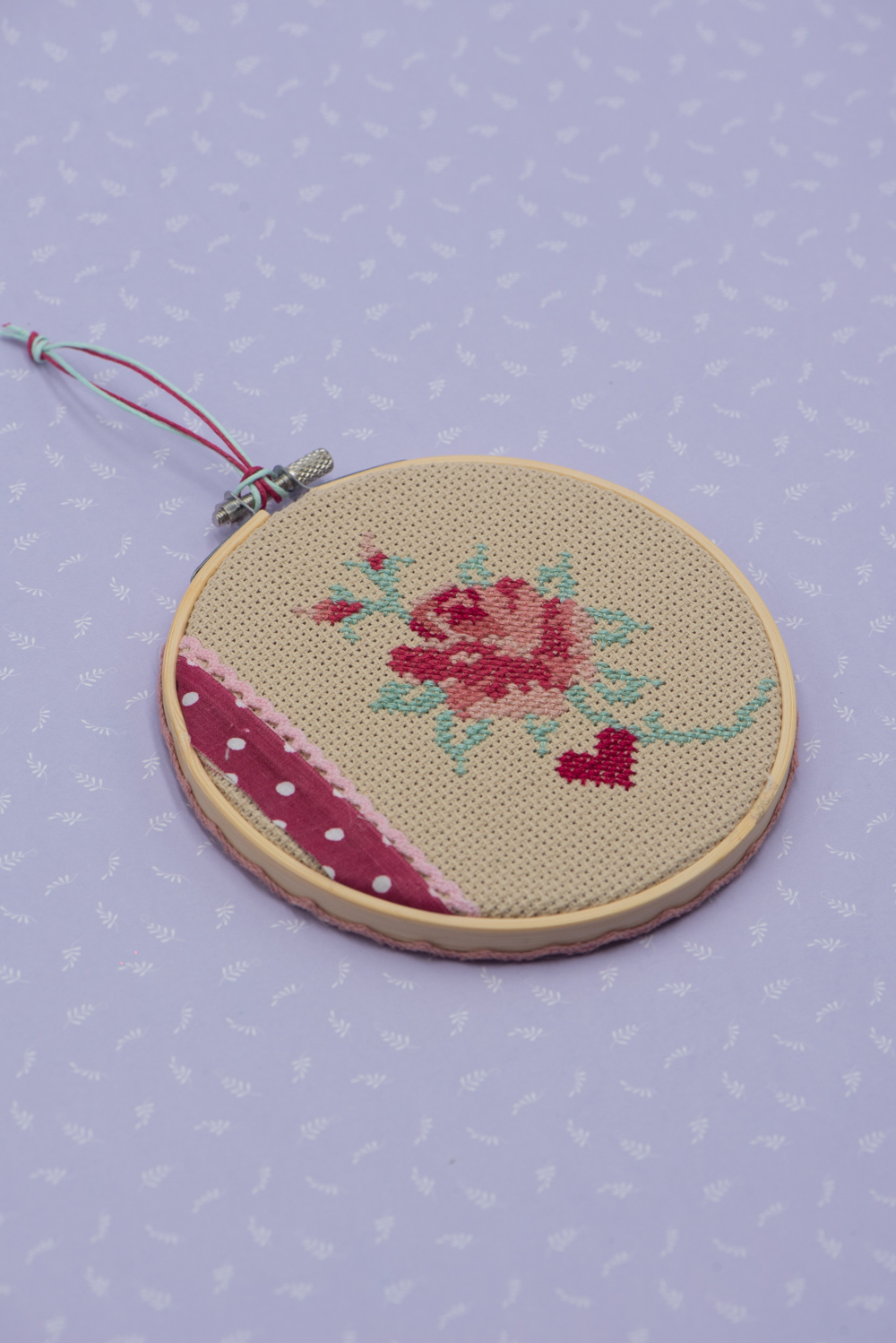 Χειροποίητο κέντημα τριαντάφυλλο καρδιά με σταυροβελονιά σε τελάρο 13 εκατοστών