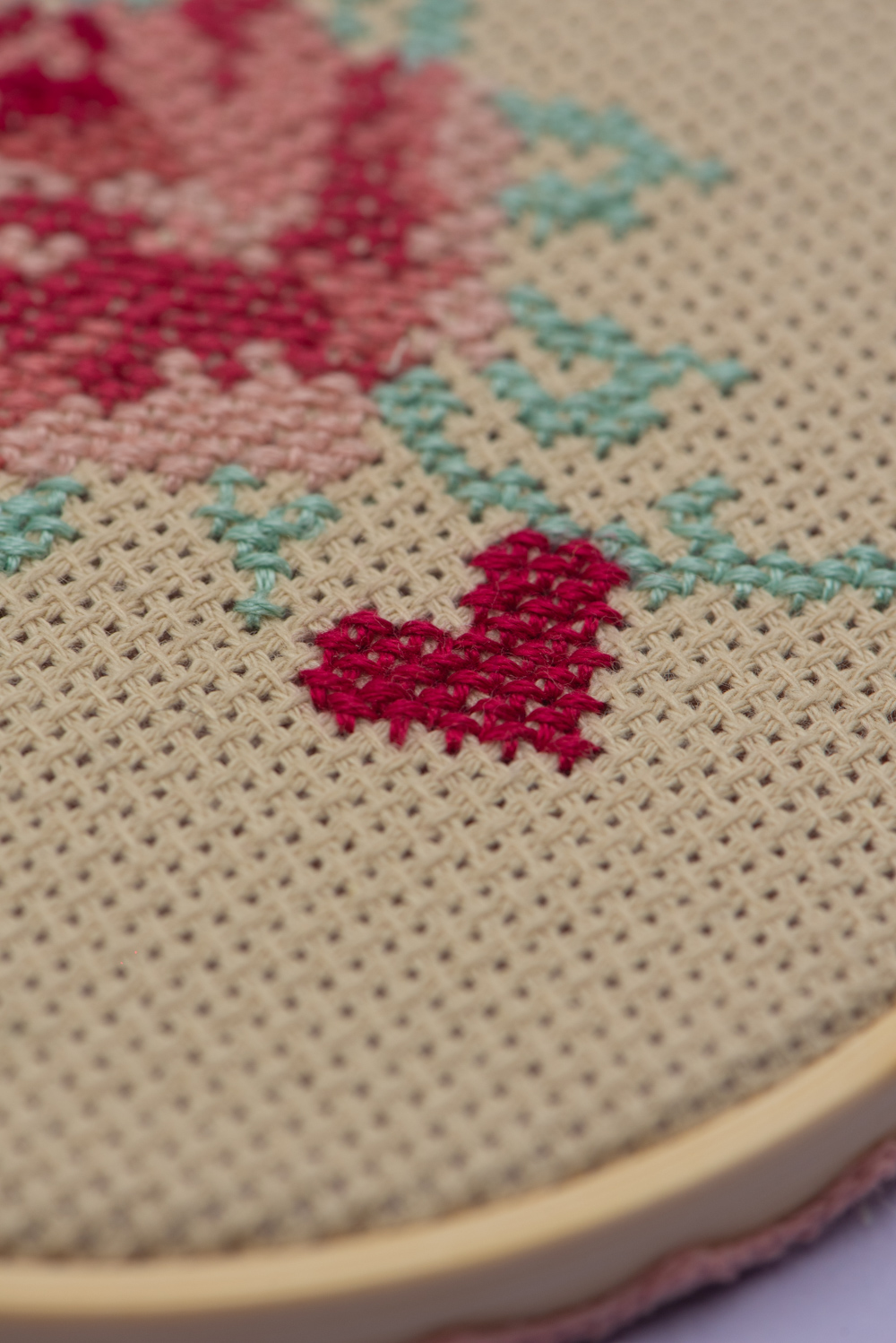 Χειροποίητο κέντημα τριαντάφυλλο καρδιά με σταυροβελονιά σε τελάρο 13 εκατοστών - Image 2