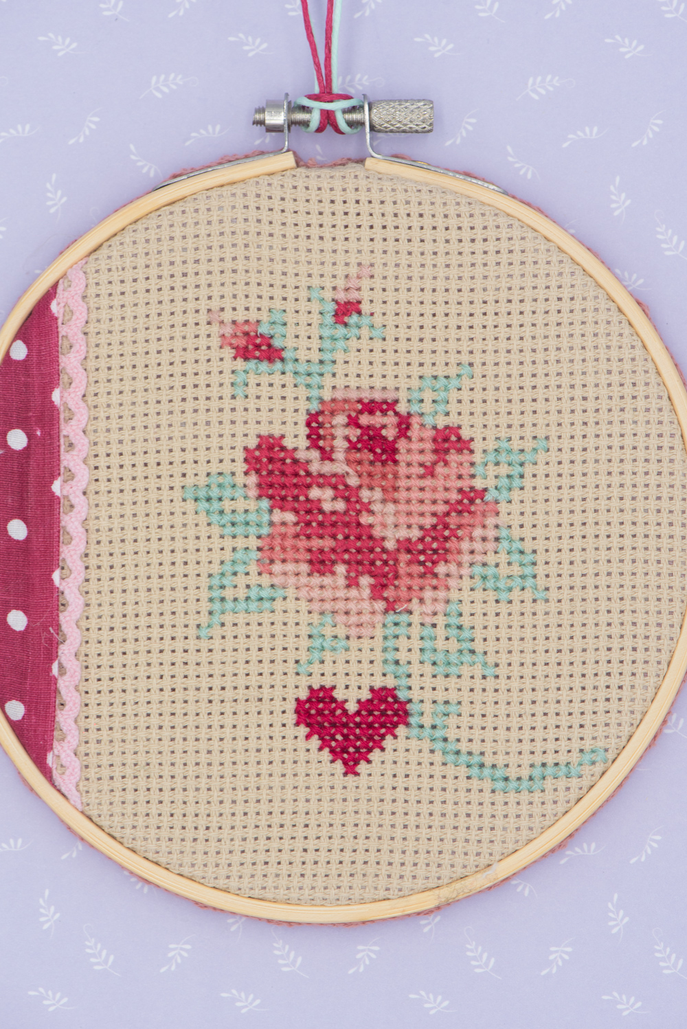 Χειροποίητο κέντημα τριαντάφυλλο καρδιά με σταυροβελονιά σε τελάρο 13 εκατοστών - Image 3