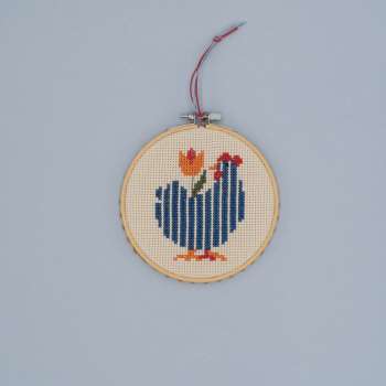 Χειροποίητο κέντημα ριγέ κοτούλα με σταυροβελονιά σε τελάρο 13εκατ.