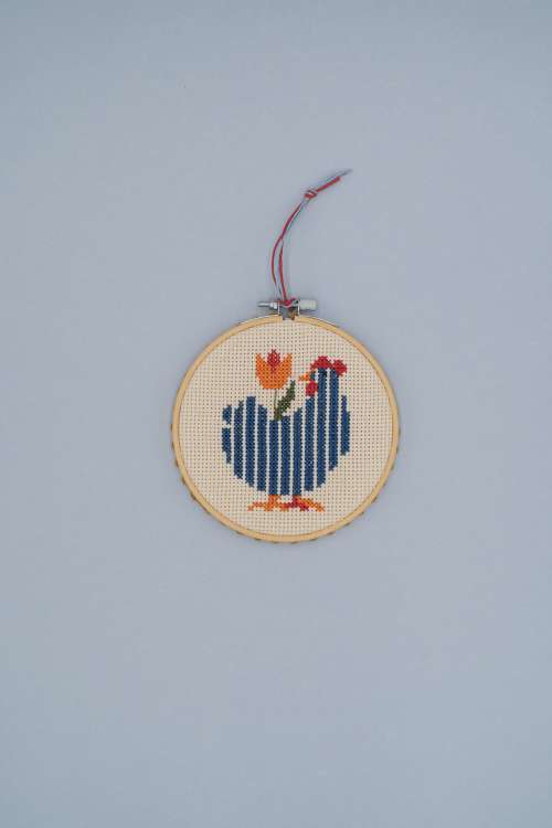 Χειροποίητο κέντημα ριγέ κοτούλα με σταυροβελονιά σε τελάρο 13εκατ.