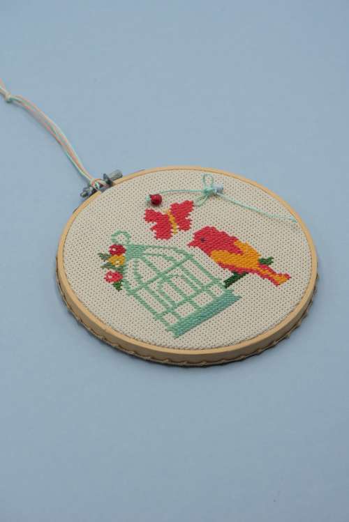Χειροποίητο κέντημα πουλάκι με σταυροβελονιά σε τελάρο 16 εκατοστών