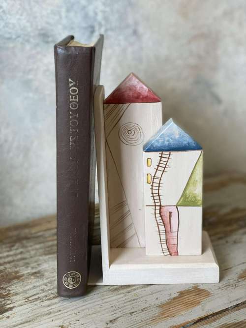 βιβλιοστάτης σπιτάκια με μπλέ και κόκκινη σκεπή