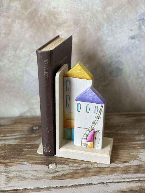 βιβλιοστάτης σπιτάκια με μωβ και κίτρινη σκεπή
