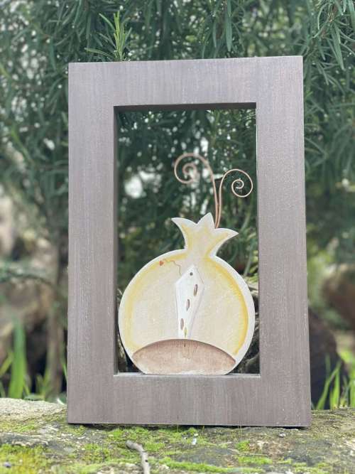 κίτρινο ρόδι σε ξύλινο πλαίσιο