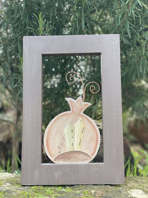 πορτοκαλί ρόδι σε ξύλινο πλαίσιο