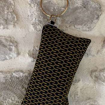 Κεντημένη τσάντα με χρυσή ώχρα σε μαύρο εταμίν