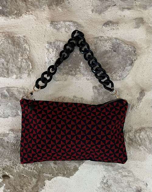 Τσάντα κεντημένη με κόκκινο νήμα σε μαύρο εταμίν