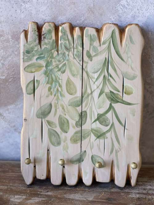 κλειδοθήκη με πράσινα φύλλα