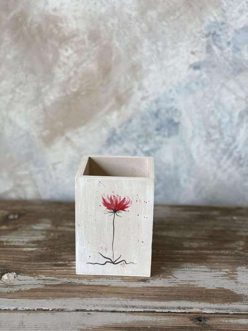 μολυβοθήκη με κόκκινο λουλούδι