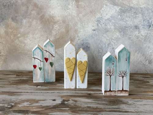 σπιτάκια δίδυμα με καρδιές στο κλαδί