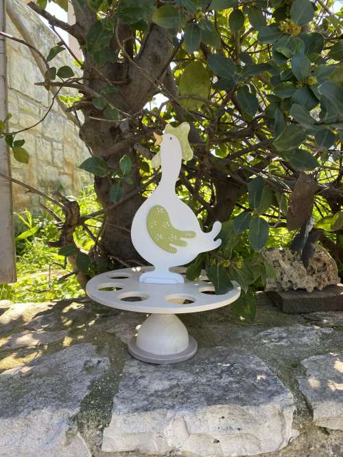 αυγοθήκη με κοκοράκι στα πράσινα