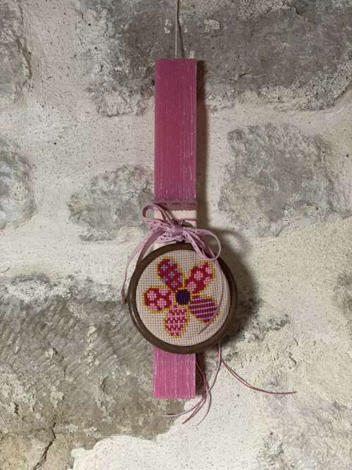 λαμπάδα με πολύχρωμο λουλούδι